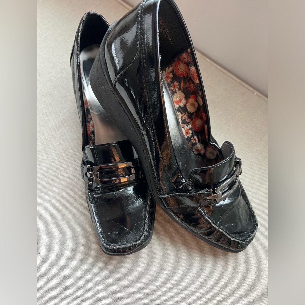 Size 10 black patent wedge